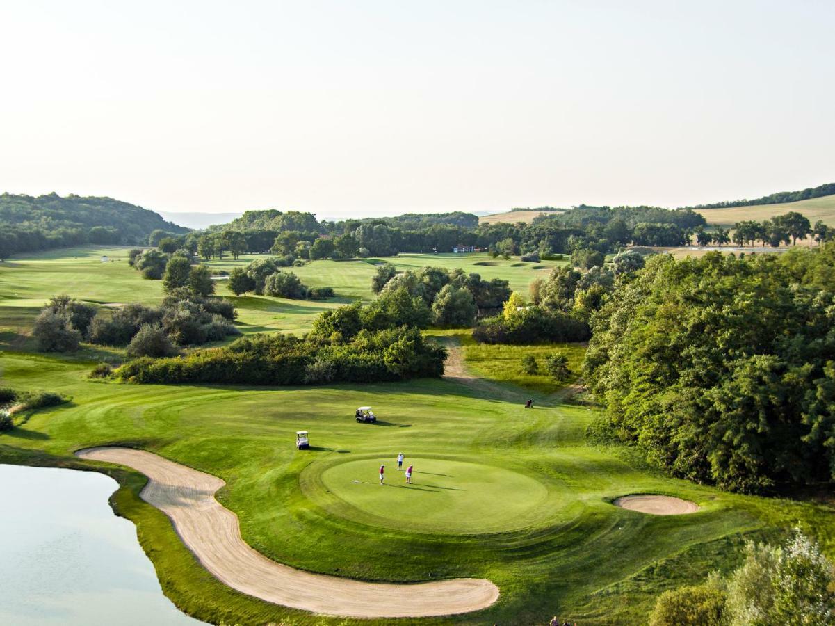 AlcsutdobozPannonia Golf & Country Club住宿加早餐旅馆 外观 照片