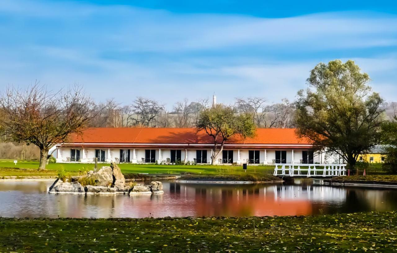 AlcsutdobozPannonia Golf & Country Club住宿加早餐旅馆 外观 照片