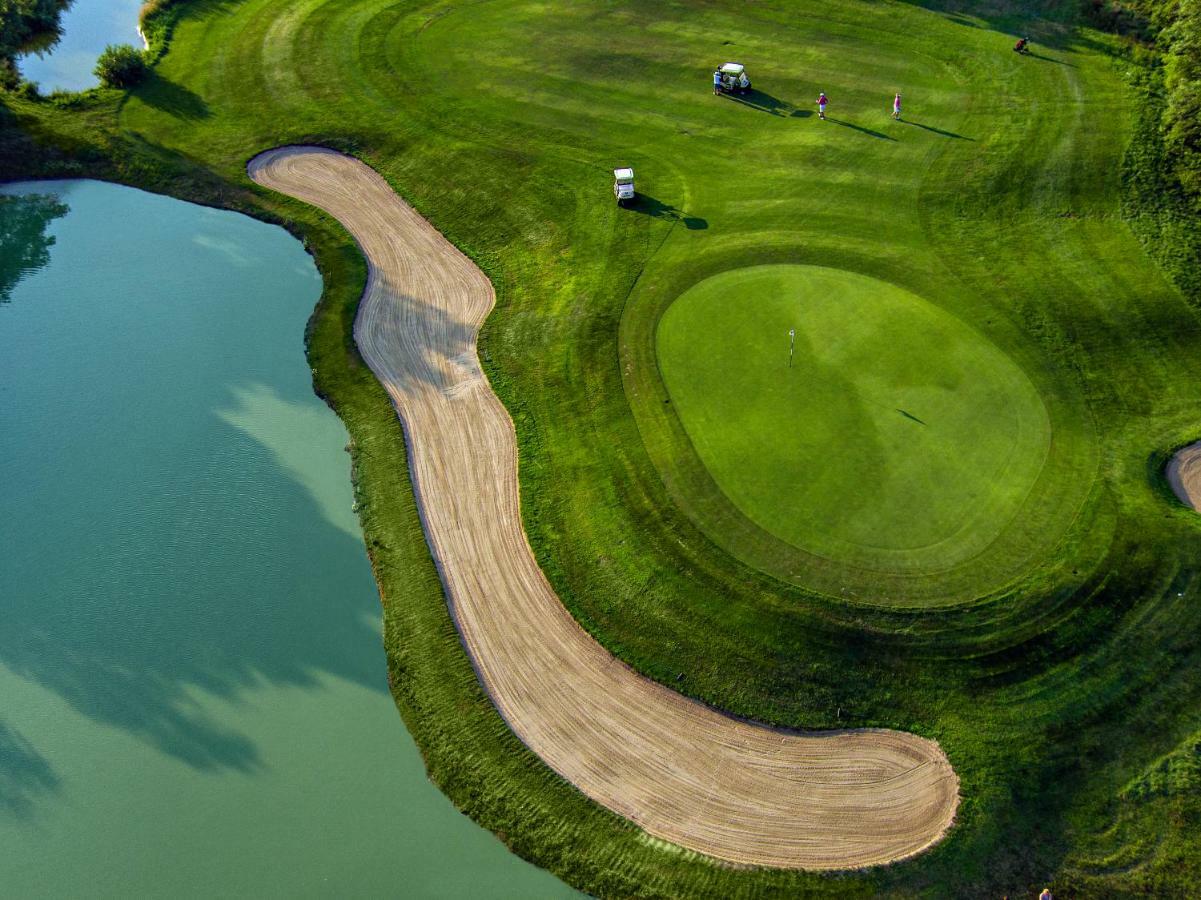 AlcsutdobozPannonia Golf & Country Club住宿加早餐旅馆 外观 照片